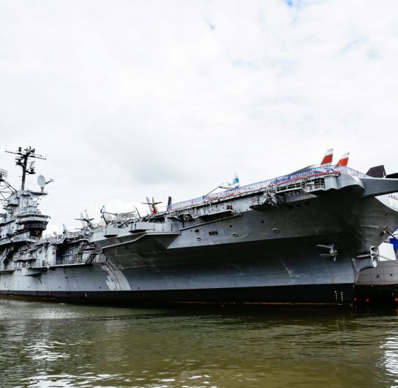 aircraft-carrier-in-intrepid-sea-air-and-space-museum-in-hudson-river-america-battleship-famous-place_t20_zLQxOx